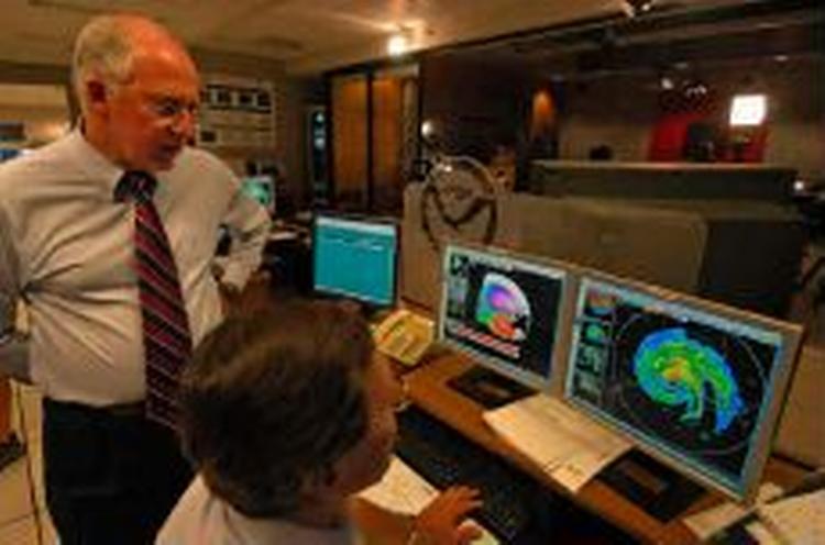 Max Mayfield, direktøren af National Hurricane Center i Miami overvåger orkanen. - Foto: AP 