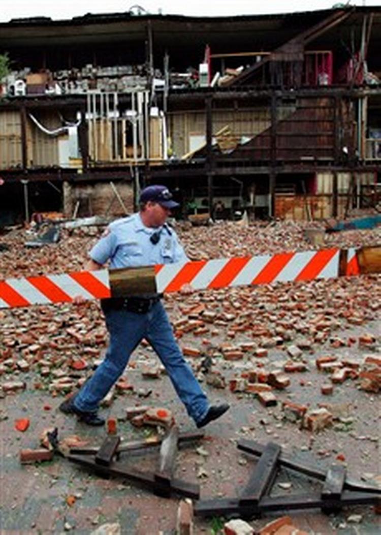En politimand er i gang med at afspærre et område omkring en totalt raseret bygning i Galveston, Texas. - Foto: AP 