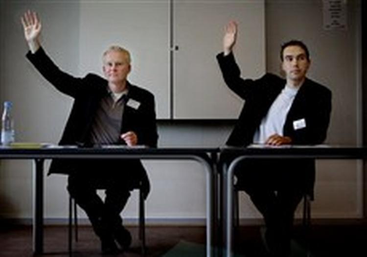 Torben Mark Pedersen (tv.) og Martin Manscher blev valgt som hhv. formand og næstformand, da 30 unge liberale i går stiftede et nyt parti i skuffelse over Venstre.   Foto: Anders Birch 
