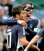 Per Nielsen og den dobbelte målscorer Morten Skoubo i en tete a tete på Odense Stadion.   Foto: Lars Poulsen 
