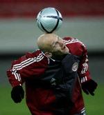 Bolden, der selv kan fortælle om den er inde eller ej, er på vej. - Foto: Lars Poulsen 