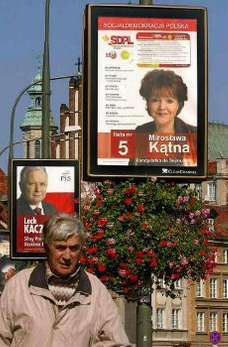 Valgplakater i Polens hovedstad Warszawa. - Foto: AP 