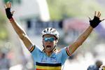 Belgierne Tom Boonen havde armene over hovedet, da han kørte over målstregen. - Foto: AP 