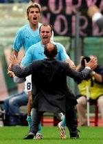 Lazio-træner Delio Rossi tager imod Valon Berhami med åbne arme. - Foto: AP. 