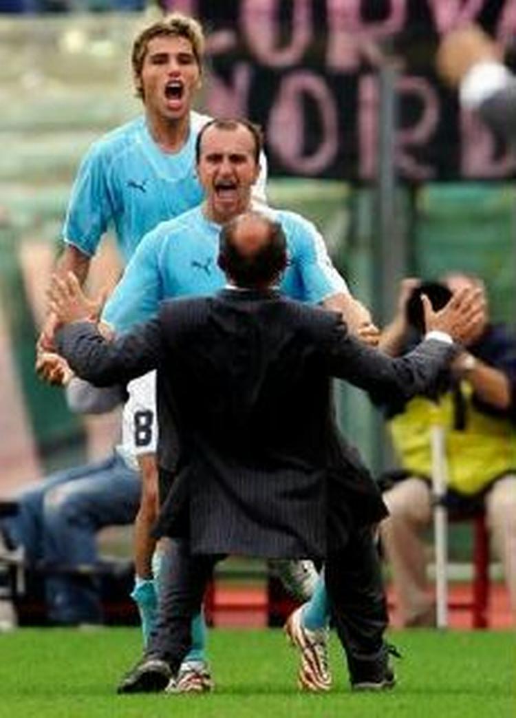 Lazio-træner Delio Rossi tager imod Valon Berhami med åbne arme. - Foto: AP. 