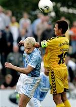 HFK Sønderjylland tager i mod Horsens. Her en duel mellem Jacob Gregersen og Horsens anfører Allan Søgaard. - Foto: Anders Brohus 