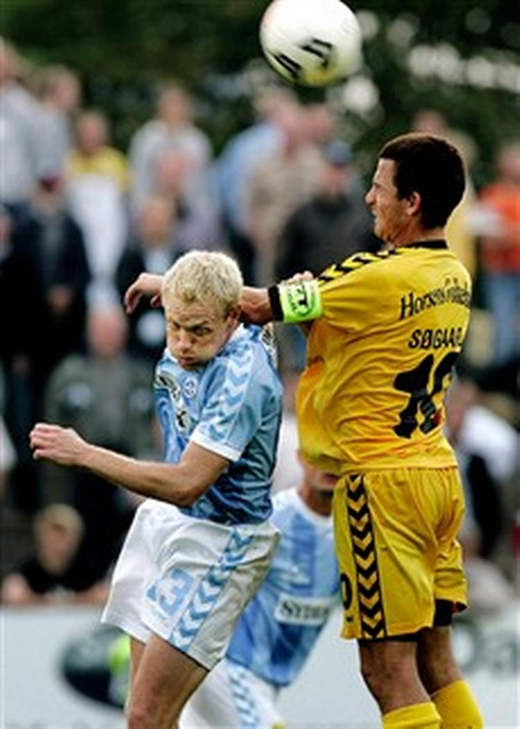 HFK Sønderjylland tager i mod Horsens. Her en duel mellem Jacob Gregersen og Horsens anfører Allan Søgaard. - Foto: Anders Brohus 