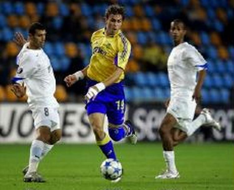 Elmander mellem to Zürich-spillere for 10 dage siden. - Foto: Jens Dresling. 