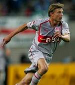 Jon Dahl Tomassons mål efter ti minutters spil sikrede Stuttgart sæsonens første sejr på hjemmebanen Gottlieb-Daimler Stadion. - Arkivfoto: AP. 