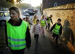 Fredag morgen i Brønshøj.  Gåbuschauffør  Vibe Hygum sørger for, at børnene kommer sikkert i skole   og får lidt frisk luft og motion i tilgift.   Foto: Jens Dresling 