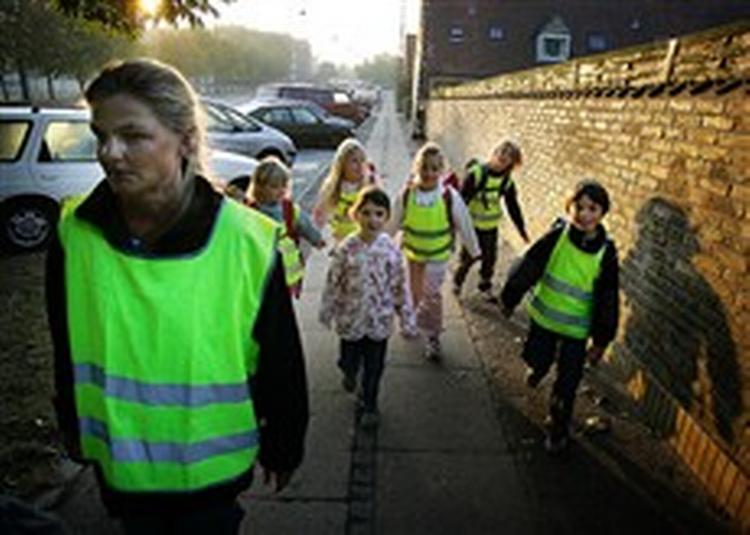 Fredag morgen i Brønshøj.  Gåbuschauffør  Vibe Hygum sørger for, at børnene kommer sikkert i skole   og får lidt frisk luft og motion i tilgift.   Foto: Jens Dresling 