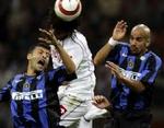 En Fiorentina-spiller i klemme mellem Inters to argentinere Samuel og Veron. - Foto: AP. 
