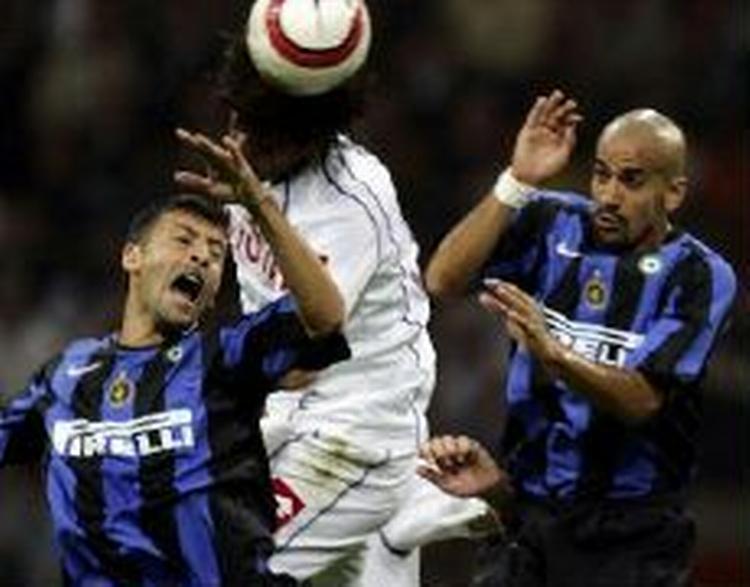En Fiorentina-spiller i klemme mellem Inters to argentinere Samuel og Veron. - Foto: AP. 
