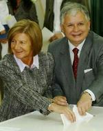 Lech Kaczynski afgiver sin stemme med sin kone på valgdagen søndag. - Foto: AP 