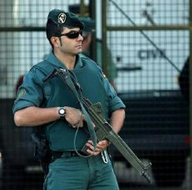 Sikkerheden var i top uden for retsbygningen i Spanien. - Foto: AP 