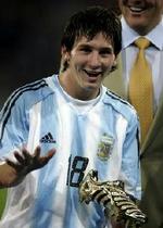 Lionel Messi med Den Gyldne Støvle fra U20 VM. - Arkivfoto: AP. 
