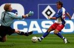 HSV's Rafael van der Vaart viste storspil i lørdags da HSV besejrede mestrene Bayern München med 2-0 på AOL Arena. Oliver Kahn i Bayerns mål siger, at HSV-spillerne har mistet jordforbindelsen. - Foto: AP. 