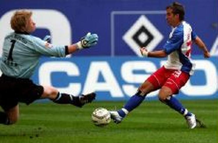 HSV's Rafael van der Vaart viste storspil i lørdags da HSV besejrede mestrene Bayern München med 2-0 på AOL Arena. Oliver Kahn i Bayerns mål siger, at HSV-spillerne har mistet jordforbindelsen. - Foto: AP. 