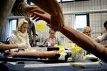 Inden de studerende selv skal lægge arm til, bliver der øvet i at lægge drop på gummiarme. Men nu skal der spares på den slags klinisk undervisning, som er meget dyr.   Foto: Thomas Borberg 