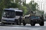 Flere irakiske betjente og regeringsembedsmænd blev dræbt eller såret, da en selvmordsbomber sprængte en bus i luften i Bagdad.   Foto: Karim Kadim/AP 