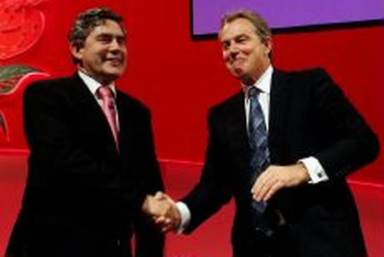 Kongen og kronprinsen. Den britiske finansminister Gordon Brown er klar til at tage over efter Tony Blair (th). - Foto: AP 