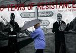 Kvinde går forbi et vægmaleri i en protestantisk del af Belfast. - Foto: AP 