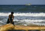 27-årige Thivangan overlevede tsunamien. Nu er han i gang med at bygge et nyt hus i vandkanten ved Akkaraipattu i Sri Lanka. Meget af støtten til ofre er gået i de forkerte lommer. - Arkivfoto: AP 