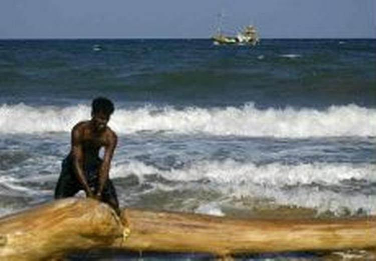27-årige Thivangan overlevede tsunamien. Nu er han i gang med at bygge et nyt hus i vandkanten ved Akkaraipattu i Sri Lanka. Meget af støtten til ofre er gået i de forkerte lommer. - Arkivfoto: AP 