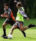 Den tidligere AGF'er Leon Andreasen på træningsbanen med midtbanespilleren Torsten Frings. - Arkivfoto: AP. 