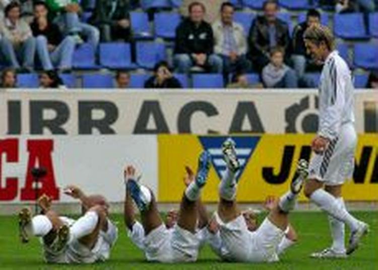 Real Madrids David Beckham ved ikke helt, hvordan han skal reagere, mens fra venstre Ronaldo, Robinho og Roberto Carlos udfører en sprællende kakerlak i kampen mod Alaves. - Foto: AP 