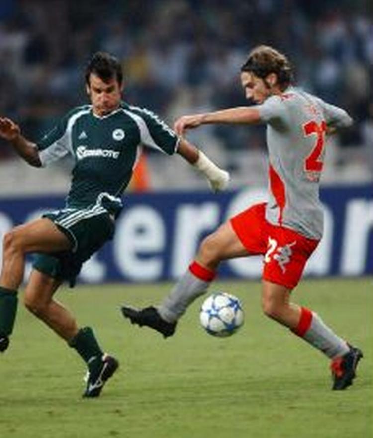 Kroaten Anthony Seric fra Panathinaikos kæmper med Werder Bremens Torsten Frings om bolden. Werders danske spiller Daniel Jensen mener stadig, tyskerne har en chance for at komme videre i Champions League. - Foto: AP 