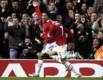 Manchester Uniteds Ruud van Nistelrooy afgjorde Champions League-kampen i går mod Benfica. Hollænderen mener, sejren kan løfte presset ffra storklubben. - Foto: AP 