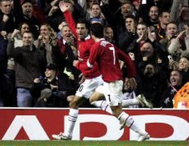 Manchester Uniteds Ruud van Nistelrooy afgjorde Champions League-kampen i går mod Benfica. Hollænderen mener, sejren kan løfte presset ffra storklubben. - Foto: AP 