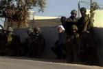 Israelske soldater gennemsøger området ved Dahariya, nær Hebron på Vestbredden for at anholde militante palæstinensere. - Foto: AP 
