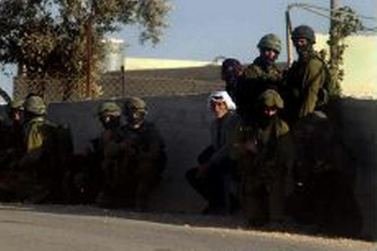Israelske soldater gennemsøger området ved Dahariya, nær Hebron på Vestbredden for at anholde militante palæstinensere. - Foto: AP 