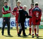 Morten Olsen forklarer på træningsbanen. - Arkivfoto: Lars Poulsen. 