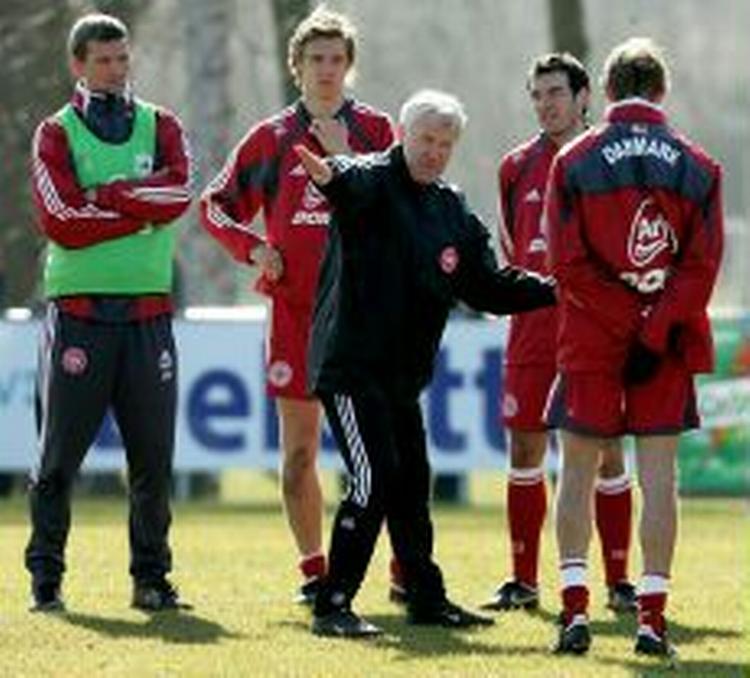 Morten Olsen forklarer på træningsbanen. - Arkivfoto: Lars Poulsen. 