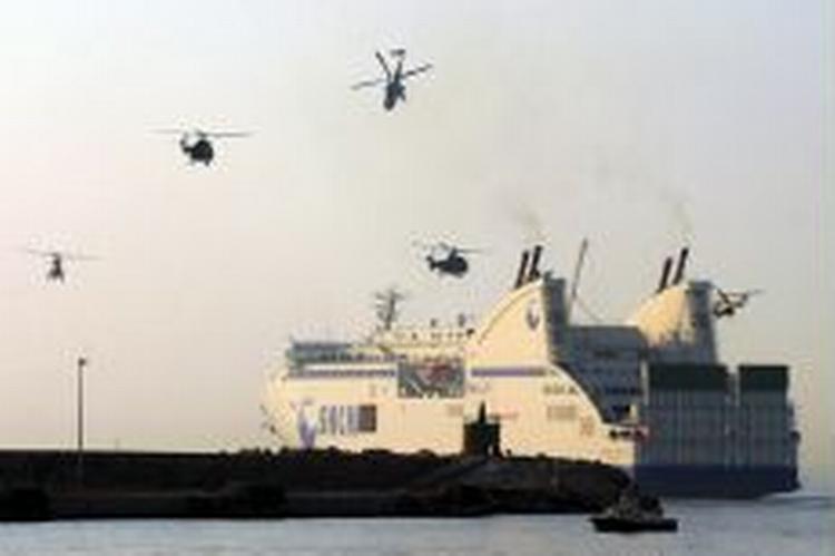 Fem Puma-helikoptere fløj over en kapret færge, mens franske elitesoldater blev firet ned og stormede båden - Foto: AP 