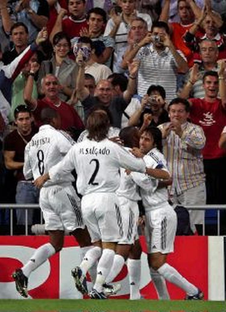 Raul blev hyldet af sine holdkammerater efter sin scoring nummer 50. - Foto: AP 