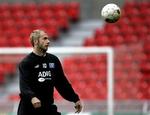 Med bosnieren Sergej Barbarez tilbage i opstillingen står HSV meget stærkere, når de i aften skal møde FCK i Parken i returkampen i UEFA-Cuppen. - Foto: Jens Dresling 