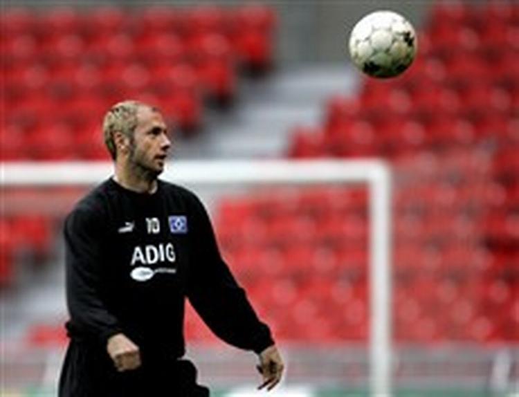 Med bosnieren Sergej Barbarez tilbage i opstillingen står HSV meget stærkere, når de i aften skal møde FCK i Parken i returkampen i UEFA-Cuppen. - Foto: Jens Dresling 