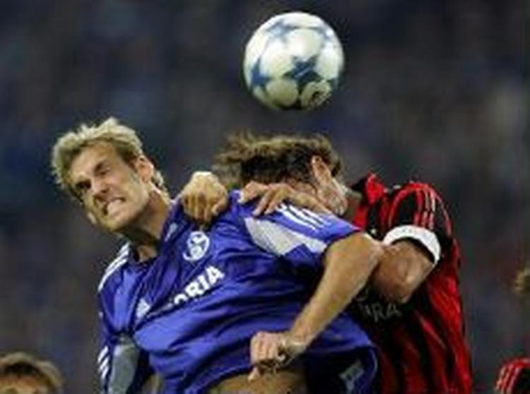 Søren Larsen i duel med Milan-legenden Maldini. - Foto: AP. 