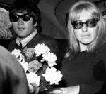 Cynthia og John Lennon fotograferet sammen i 1964, da  Beatlemania  var brudt ud i store dele af verden.   Foto: Press Association Photos 
