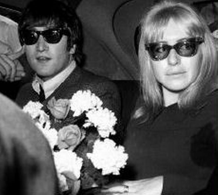 Cynthia og John Lennon fotograferet sammen i 1964, da  Beatlemania  var brudt ud i store dele af verden.   Foto: Press Association Photos 