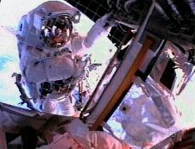Det bliver nok ikke vandringer i rummet, der kommer ud af det nye samarbejde mellem Google og NASA. Men et univers af informationer, lover de to parter. - Arkivfoto: AP 
