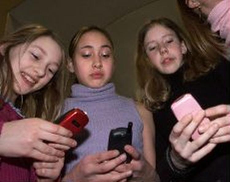 Den nyeste mobiltelefon er lykken. - Arkivfoto: Mette Ragner 