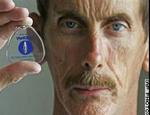 Retsmediciner Gary T. Hargrove fra Mississippi ses med en af de pakninger med små røde 'Radio Frequency Identification Chips', der blev implanteret under huden på de døde i lighusene efter orkanen Katrina. - Foto: AP 