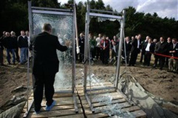 David Cox fra 3M viser, hvordan bombefilmen har holdt sammen på det ene vindue, mens det uden blev skudt af sted som spredehagl.   Foto: Jens Dresling. 