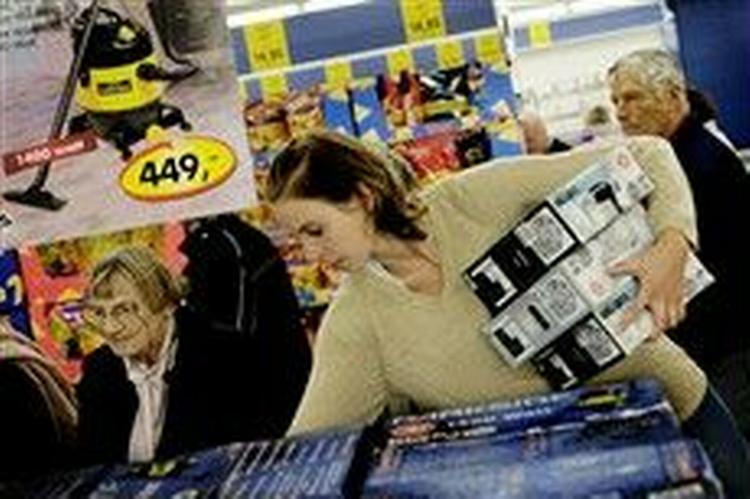 »Endelig kan man få tysk marmelade«, udbrød en af kunderne i butikken i Herlev ved København. En anden kastede sig over elektronikken, hvor flere af åbningsdagens slagtilbud gemte sig.   Foto: Anders Birch 