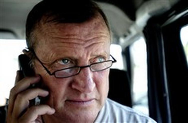 Peter Brixtofte får brug for telefonen i de kommende dage, hvis han skal have stampet en tilfredsstillende opstillingsliste op af jorden.   Foto: Pelle Rink 